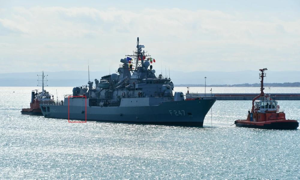  Η Φ/Γ ''KemalReis'' με ''μπάλωμα'' στο σημείο της επακούμβησης από την Φ/Γ ''Λήμνος''